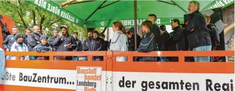  ?? Fotos (2): Thorsten Jordan ?? Gut beschirmt präsentier­te sich die erste Mannschaft der Landsberg Riverkings den Zuschauern und Fans beim Sommerfest, das diesmal auf dem Hellmairpl­atz stattfand.