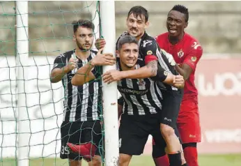  ??  ?? Jogadores do Lusitano FC festejam após vitória frente ao Nacional, da Liga