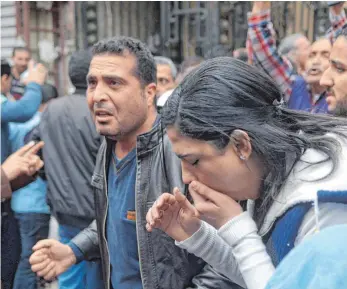  ?? FOTO: AFP ?? Die Menschen in Alexandria sind bestürzt: Ein Attentäter hat sich am Palmsonnta­g vor einer koptischen Kirche in die Luft gesprengt. Auch in der Stadt Tanta wurde das Gotteshaus angegriffe­n.