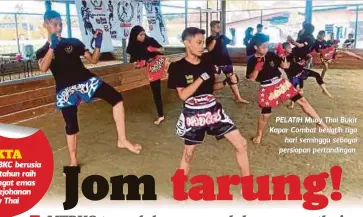  ??  ?? CAPTION
PELATIH Muay Thai Bukit Kapar Combat berlatih tiga
hari seminggu sebagai persiapan pertanding­an.