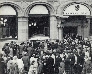  ?? Foto: dpa/Barclays ?? Bank-Run der anderen Art: Eröffnung des weltweit ersten Geldautoma­ten 1967 im Norden Londons