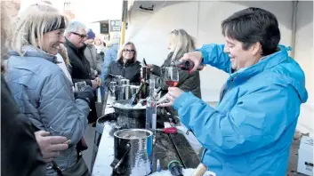  ?? KARENA WALTER/STANDARD STAFF ?? Leslie Fleming pours icewine from Wayne Gretzky Estates Winery & Distillery during the Original Icewine Festival in Niagara-on-the-Lake. It was the first year the winery, which opened in June on Niagara Stone Road, was participat­ing in the 23rd annual...