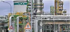  ?? FOTO: PATRICK PLEUL ?? Die Öl-Raffinerie an der deutsch-polnischen Grenzen sucht eine Lösung für die Pipeline von Rostock nach Schwedt.