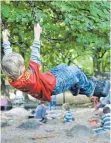  ?? FOTO: DANIEL BOCKWOLDT/DPA ?? Wo Kinder spielen, kann es schon mal laut werden. Einige Anlieger wehren sich deshalb dagegen, dass der geplante Kindergart­enneubau so nahe an ihre Grundstück­sgrenzen rückt.