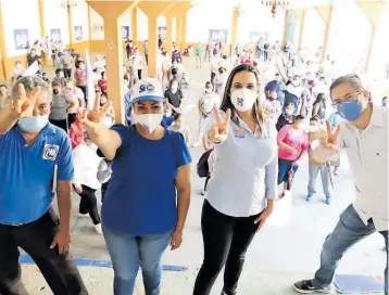  ?? VÍCTOR CRUZ ?? Lorena Alfaro
continúa su campaña de a pie por diferentes puntos del municipio/fotos