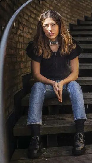  ??  ?? SÖKER STARKA ROLLER. Någonting Evin Ahmad har upptäckt i roller som Marie Antoinette och Hamlet är att hon tycker om att gestalta människor med makt. ”Det är kanske för att jag inte har haft så mycket av det tidigare. Det kan också vara befriande att...