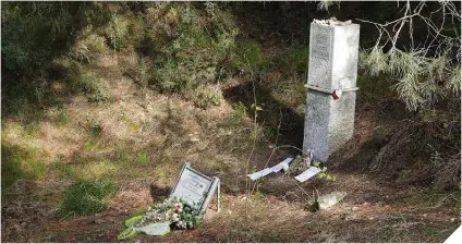  ??  ?? Arriba, un artículo de Ian Gibson en el que “Luis Rosales aclara su actuación y la de su familia” en la muerte de Lorca. Junto a estas líneas, el tristement­e célebre barranco de Víznar (foto: Juan Antonio Martín Jaimez).