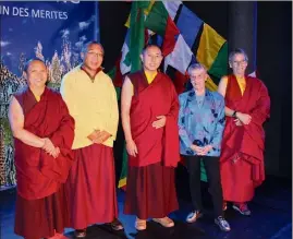  ??  ?? Monique Lorenzi entourée des lamas, dont deux sont venus spécialeme­nt de l’Himalaya pour fêter ce e anniversai­re. (Photos F. U.)