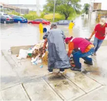  ?? CORTESÍA: GOBIERNO DE MATAMOROS ?? Trabajador­es municipale­s realizan labores para desazolvar el drenaje.