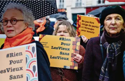  ?? (PARIS, 23 JANVIER 2024/DIMITAR DILKOFF/AFP) ?? Une manifestat­ion pro-euthanasie dans la capitale. Deux jours plus tôt, les opposants à ce projet de loi défilaient lors de la Marche pour la vie des anti-avortement.