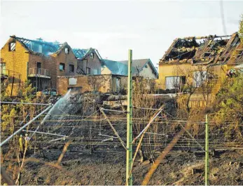  ?? FOTO: AFP ?? Eine ganze Häuserzeil­e ist in Siegburg ein Raub der Flammen geworden.