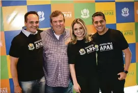  ??  ?? Madrinha da Apae em Londrina, Sara Presoto entre Rogério Muniz, o diretor da Apae Edson Zanin e Paulo Henrique Ferreira