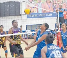  ?? Picture: SOPHIE RALULU ?? Suva player Verenaisi Caninavanu­a receives the ball during the HBK Vulaca Championsh­ip at the FMF Gymnasium in Suva yesterday.