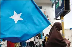  ?? DR ?? Somali exibe a bandeira do país numa das vias de Mogadíscio