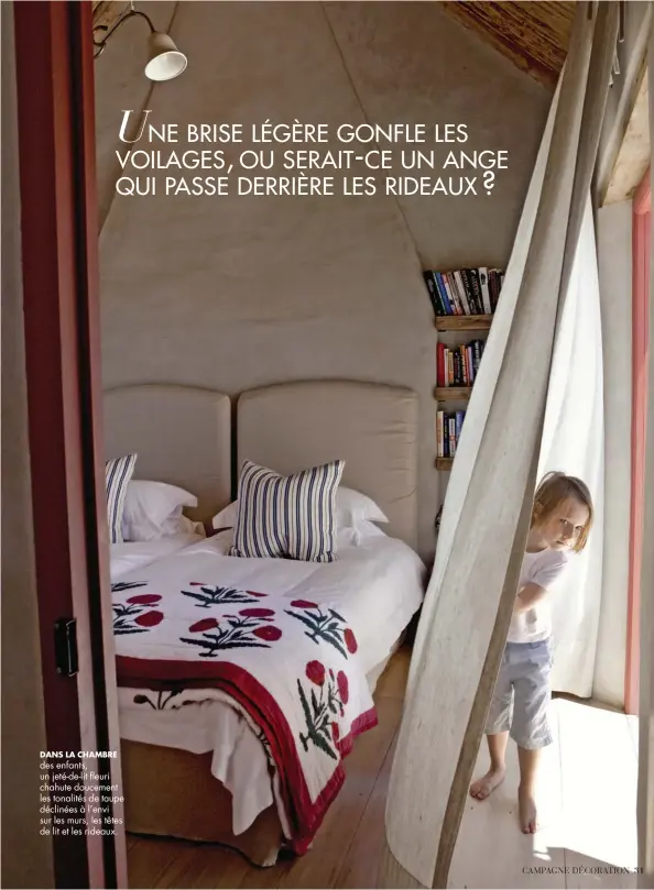  ?? DANS LA CHAMBRE ?? des enfants, un jeté-de-lit fleuri chahute doucement les tonalités de taupe déclinées à l’envi sur les murs, les têtes de lit et les rideaux.