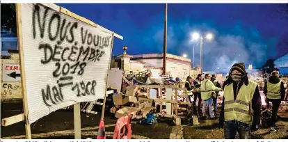  ??  ?? Dezember 2018 soll der neue Mai 1968 werden, wünschen sich Demonstran­ten. Macron weiß keine Antwort auf die Proteste