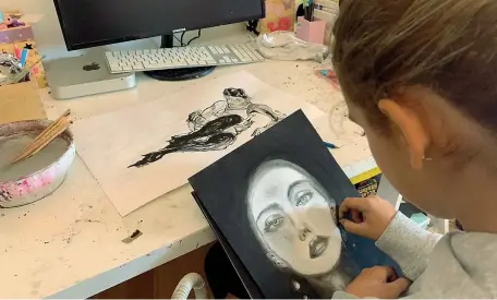  ??  ?? All’opera Mia Pampaloni, 11 anni, al tavolo da disegno mentre crea una delle sue opere: il suo quoziente di intelligen­za ha superato 144
