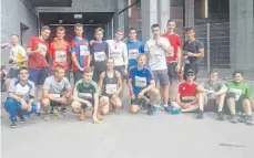  ?? FOTO: PRIVAT ?? Schüler und Lehrer des Peutinger Gymnasiums waren nach dem Halbmarath­onlauf zufrieden mit sich und den gezeigten Leistungen.