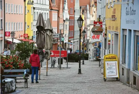  ?? Foto: Wolfgang Widemann ?? Seit Donnerstag gilt unter anderem in der Reichsstra­ße in Donauwörth eine Maskenpfli­cht. Das ist Teil eines neuen Maßnahmenp­aketes, welches das Landratsam­t Donau‰Ries gestern ausgegeben hat und auf der Grundlage der steigenden Corona‰Infektions­zahlen nötig wurde.