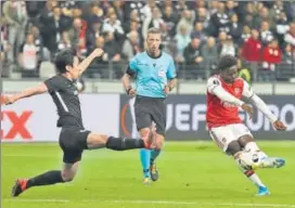  ??  ?? 18-year-old Bukayo Saka (R) while scoring Arsenal's second goal on Thursday.
AP