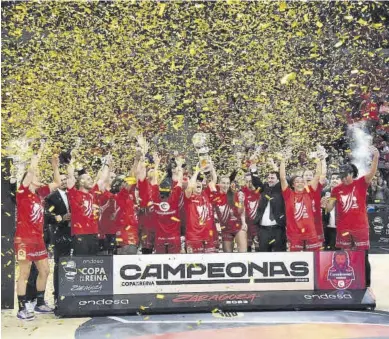  ?? ÁNGEL DE CASTRO ?? Las jugadoras del Casademont reciben el trofeo tras ganar al Avenida.