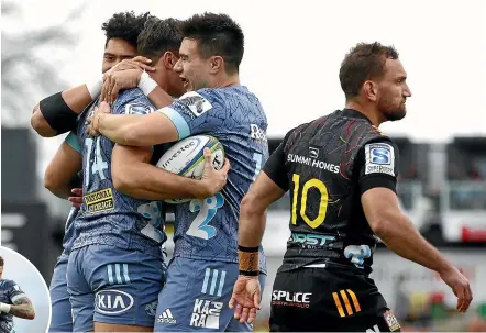  ?? GETTY IMAGES ?? The Hurricanes celebrate a try to Kobus van Wyk, much to the annoyance of Chiefs playmaker Aaron Cruden, right; inset, Scott Scrafton wins a lineout for the Hurricanes before the lock was sent off with 15 minutes left in the match.