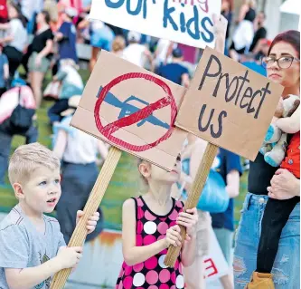  ?? /AFP ?? Varios niños acompañaro­n a sus padres en la protesta contra el poco control que existe en la venta de armas en Estados Unidos