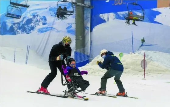  ??  ?? Jan Farrell desciende con Aiuri, una de las niñas que disfrutó en las pistas de Madrid Snowzone