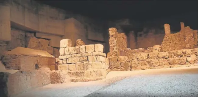 ?? // ISABEL PERMUY ?? Los restos de la muralla árabe de Madrid y de las viviendas adosadas a sus muros en época bajomediev­al