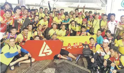  ??  ?? ‘RAJA’ SUNGAI: Pasukan Sarawak diwakili Sarawak Dragons bersama Landas Sarawak meraikan kejayaan selepas mendominas­i saingan akhir kategori 20 Pekayuh Terbuka Antarabang­sa pada SIDBR 2017 di Kuching semalam.