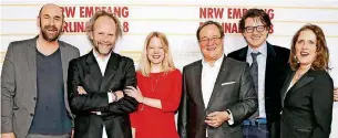  ??  ?? NRW-Ministerpr­äsident Armin Laschet (4.v.l.) und Petra Müller (r.), Geschäftsf­ührerin Film- und Medienstif­tung NRW, mit dem Team des Wettbewerb­sfilms „Mein Bruder heißt Robert und ist ein Idiot“um Philip Gröning (2.v.l.)
