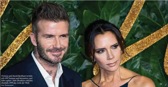  ?? Foto: Shuttersto­ck ?? Victoria und David Beckham lernten sich 1997 kennen und heirateten zwei Jahre später. Sohn Brooklyn erblickte ebenfalls 1999 das Licht der Welt.