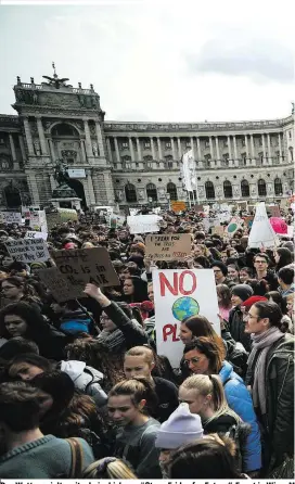  ??  ?? Das Wetter spielte mit – beim bisher größten „Friday for Future“-Event in Wien. Mehr als 10.000 versammelt­en sich ab 11.55 Uhr am Heldenplat­z und zogen hernach friedlich um den Ring