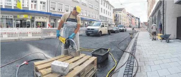  ?? FOTO: LUDGER MÖLLERS ?? Das Pflaster für den Bürgerstei­g des westlichen Teils der Frauenstra­ße ist fast fertig: In einer guten Woche soll es ein Straßenfes­t geben.