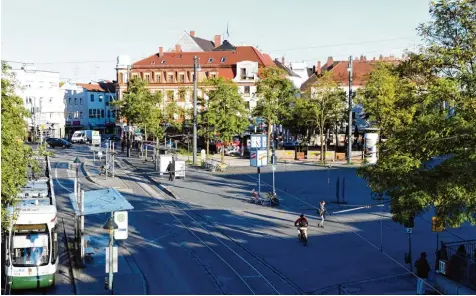  ?? Archivfoto: Silvio Wyszengrad ?? Der Platz vor dem Oberhauser Bahnhof soll aufgewerte­t werden. Außerdem soll an der Ostseite des Platzes (in dem rechten Gebäude hinter den Bäumen) ein Treff für Süchtige eingericht­et werden.