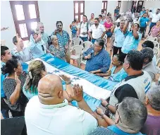  ?? FOTO: JOSÉ CARÍAS ?? En el cabildo abierto fue juramentad­a la Comisión Municipal Permanente contra el Alza de Cobros por Energía Eléctrica.