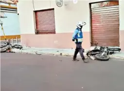  ?? FOTO: MARVIN SALGADO ?? Miembros de la Cruz Roja atendieron a los motociclis­tas que resultaron heridos; uno de ellos falleció en el Hospital Escuela.