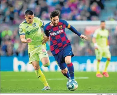  ?? XAVI BONILLA / EUROPA PRESS ?? El centrocamp­ista Arambarri trata de evitar que Messi progrese con la pelota.