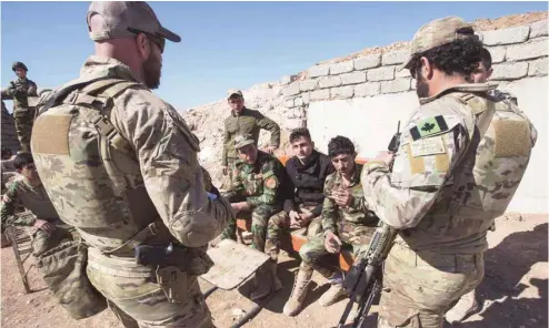  ?? RYAN REMIORZ LA PRESSE CANADIENNE ?? Sur cette photo prise en février 2017, on voit des membres des forces spéciales de l’armée canadienne discuter avec des combattant­s peshmergas dans le nord de l’Irak. La mission canadienne dans ce pays est prolongée de deux ans, a annoncé le...