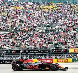  ??  ?? La gente en el Foro Sol observa el auto de Max Verstappen