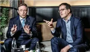  ?? FOTO GEERT VAN DE VELDE ?? Bart De Wever en Wouter Van Besien. Die laatste is niet enthousias­t over het “werkdocume­nt” van De Wever.