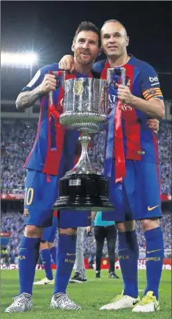  ??  ?? ETERNOS. Iniesta y Messi, 30 títulos por cabeza.