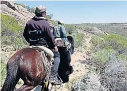  ?? POLICÍA DE CÓRDOBA ?? MONTAÑA. Los policías debieron ir a caballo hasta la escena del crimen.