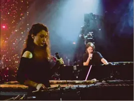  ??  ?? La musique de la DJ Chloé et de la spécialist­e de marimba, Vassilena Serafimova promet d’être surprenant­e dimanche. (Photo Hana Ofangel)