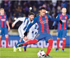  ?? AP ?? El brasileño Neymar cobra el penal con que el Barcelona derrotó 0-1 a la Real Sociedad, ayer en Anoeta, en la Copa del Rey.