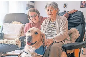  ?? FOTO: NORBERT PRÜMEN ?? Margareta Eisel freut sich immer auf Golden Retriever Winni. Er bringt Freude und Geselligke­it in das Leben der 90-jährigen Moerserin.