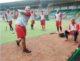  ??  ?? El corpulento Alexis Rivera ajusta su ‘swing’ junto al coach Luis Matos en otra secuencia de los trabajos de los Criollos ayer.