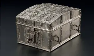  ??  ?? Mary Queen of Scots replica casket
Sporran lock, acquired by Scott in 1817 and subsequent­ly featured in Rob Roy