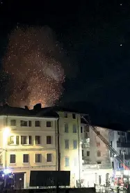  ?? (foto Vvf Riva) ?? L’intervento I vigili del fuoco volontari di Riva del Garda e i colleghi della zona hanno lavorato durante la notte e il giorno per spegnere le fiamme nell’edificio di via Ardaro, dove è rimasta intrappola­ta la donna di 86 anni che viveva da sola