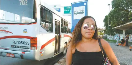  ?? DIVULGAÇÃO ?? No local onde houve o cerco ao ônibus assaltado na terça, a professora Simone de Oliveira se preocupa em guardar o celular: ‘Medo sempre tenho’